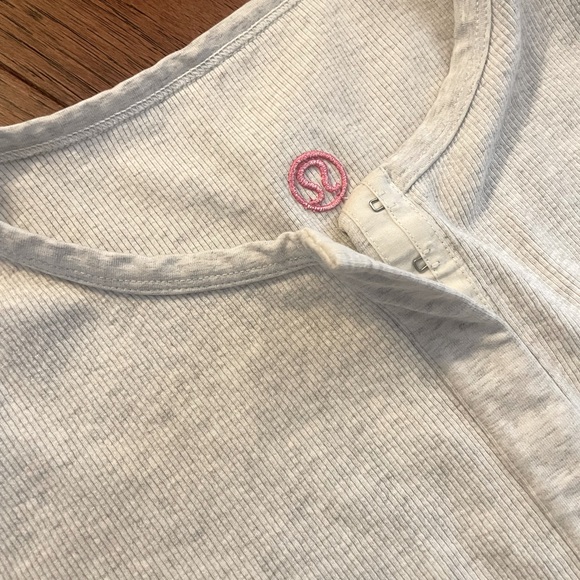 Lululemon Cream Heather Tight Fit Henley size 6 - Picture 4 of 5